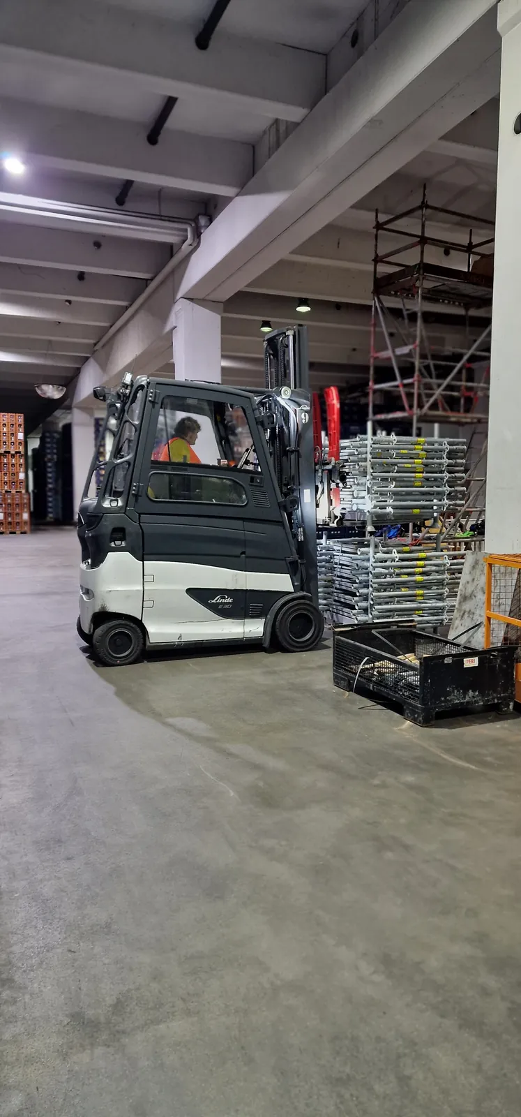 Zuarbeit für den Traggerüstbau mit Gabelstapler