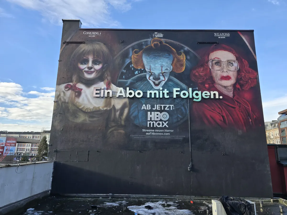 Werbegerüst mit großflächigem Kampagnen-Motiv – Rohrgerüstbau Pronin